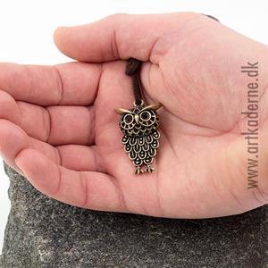 Smykkevedhæng med lille ugle - klik og se flere detaljer på denne vare